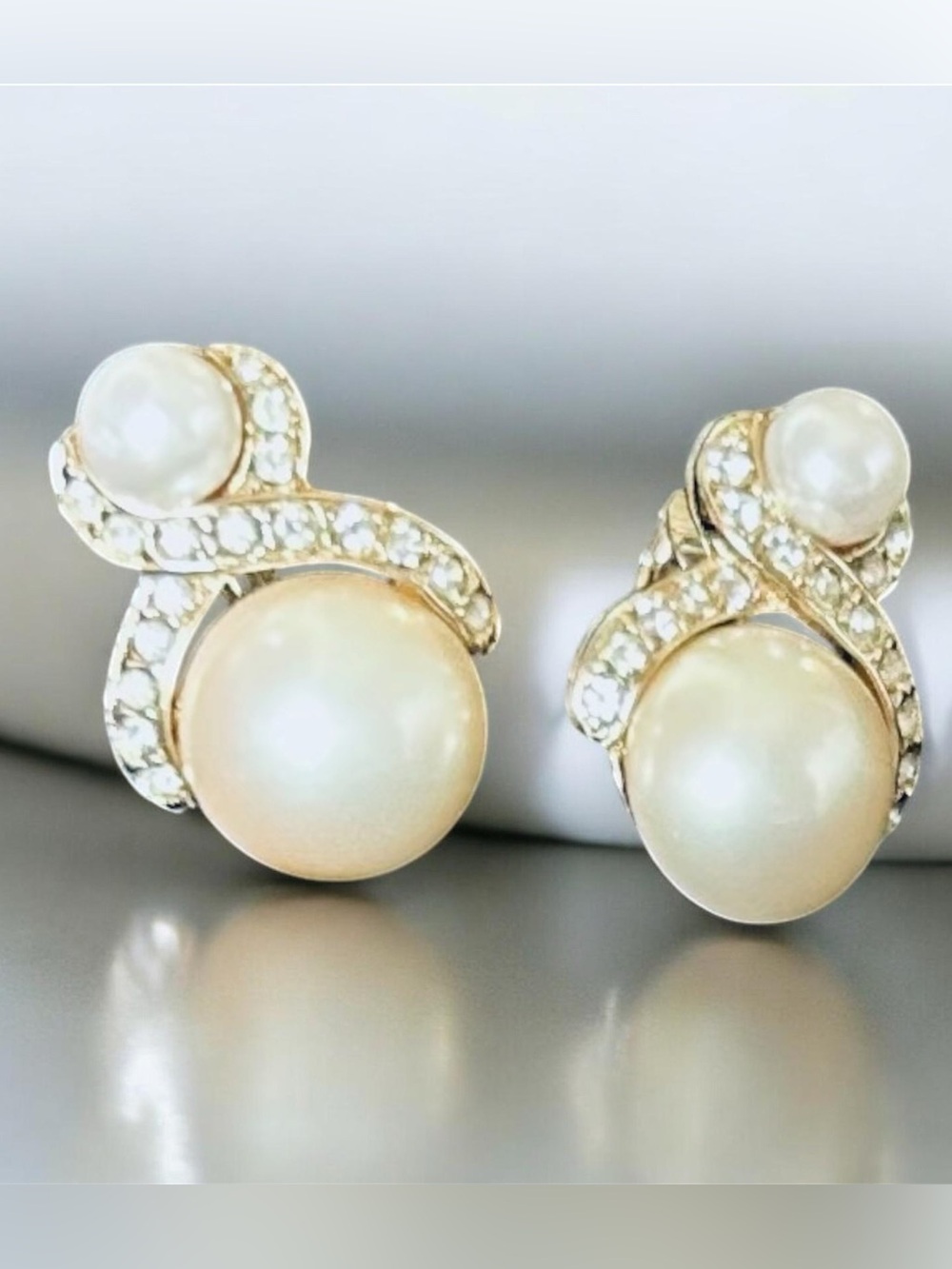 VTG Marvella Pearl & Rhinestone Clip-On Earrings. 1960s. Excellent Condition.